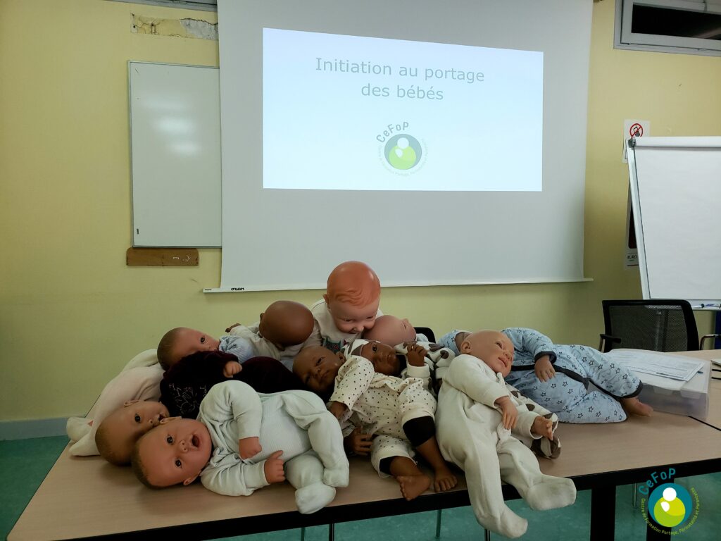 ensemble de poupons lestés de différentes tailles lors d'une formation au portage des bébés en crèche
