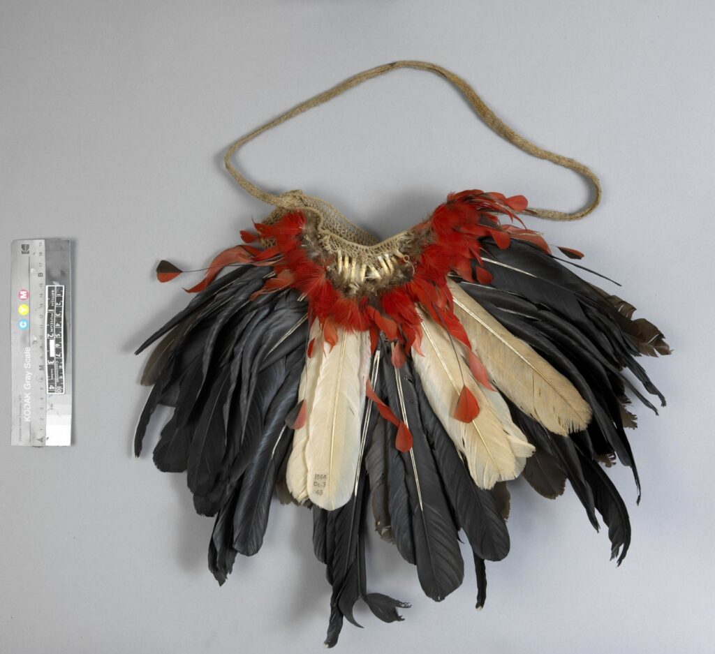 Bilum d’homme, Telefolmin, vers 1963, fibres végétales et plumes, British Museum © The Trustees of the British Museum