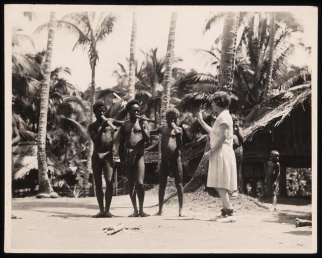 Margaret Mead et des hommes Arapesh jouant de la flûte sacrée (1932)