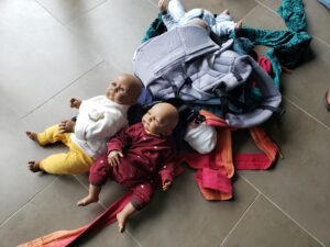 Poupons de portage écharpes de portage et porte-bébés pendant un atelier de portage