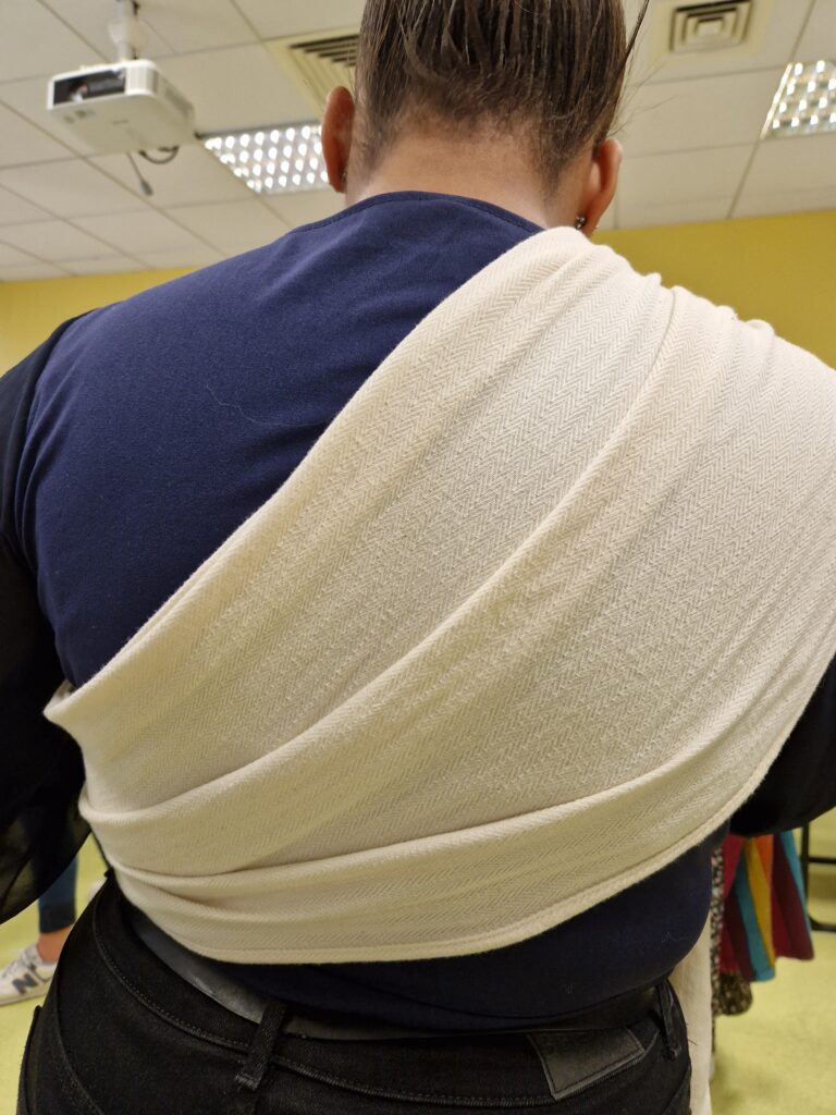 Formation au portage des bébés en crèche, installation en ring sling