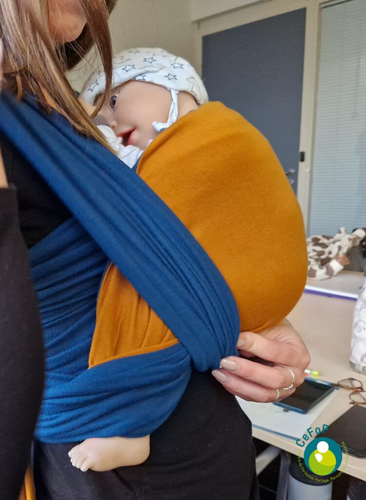 installation en écharpe tricotée formation portage bébé pmi