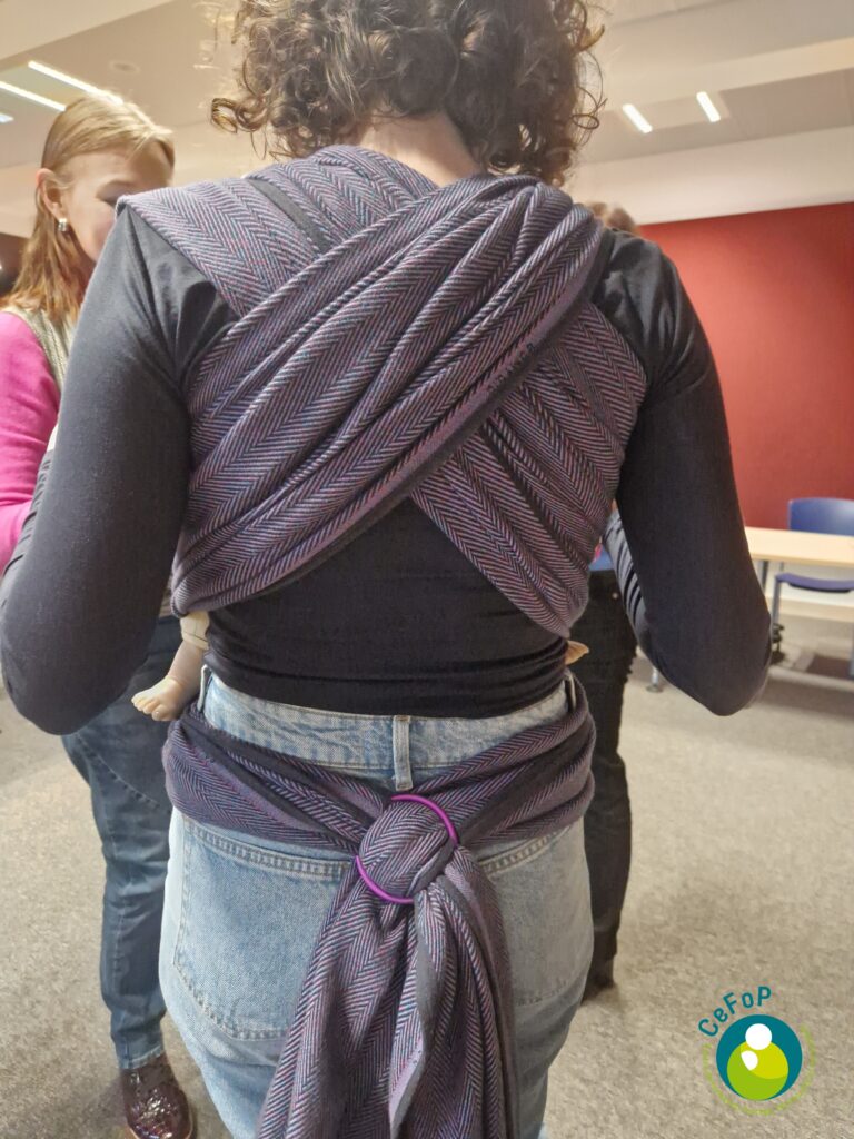 formation portage physiologique des bébés alsace, installation en écharpe tissée